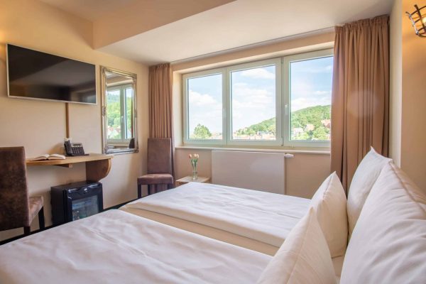 Modernes Doppelzimmer mit Stadtblick im Hasseröder Burghotel Wernigerode