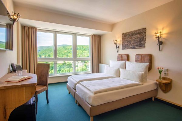 Blick aus dem Doppelzimmer auf die Berge und Harzer Wälder im Hasseröder Burghotel Wernigerode