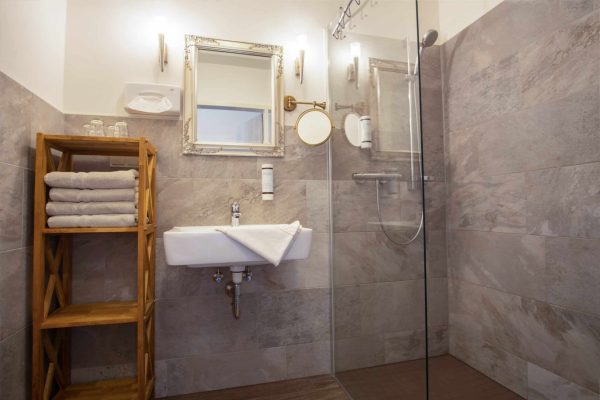 Modernes Badezimmer des Familienapartments für bis zu sechs Personen im Hasseröder Burghotel Wernigerode