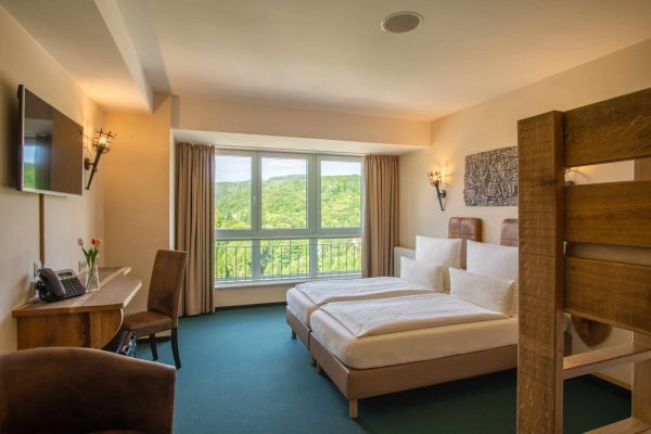 Familienzimmer mit schöner Aussicht auf die Harzer Wälder im Hasseröder Burghotel Wernigerode