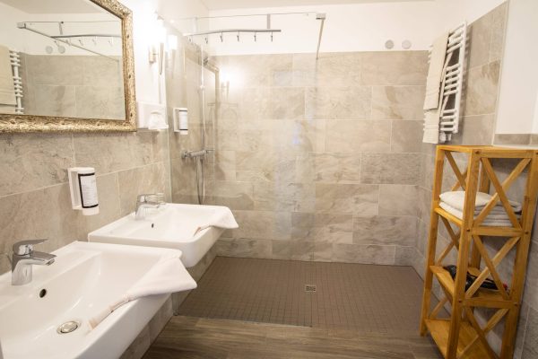 Großes modernes Badezimmer mit Doppelwaschbecken im Familienzimmer Comfort des Hasseröder Burghotels Wernigerode