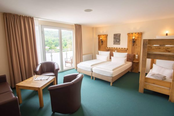 Großzügiges Familienzimmer Comfort mit Doppelbett, Stockbett und Balkon, auch als Doppelzimmer Deluxe für zwei Erwachsene buchbar