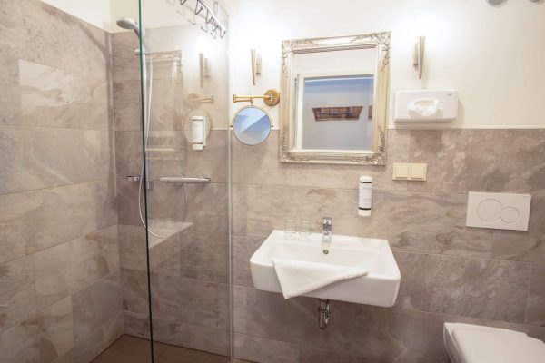 Modernes Badezimmer des Familienzimmers im Hasseröder Burghotel Wernigerode
