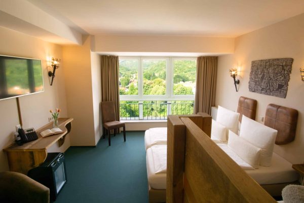 Blick vom Kinderstockbett in das moderne Familienzimmer im Hasseröder Burghotel Wernigerode
