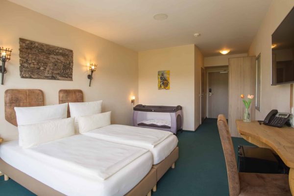 Großes modernes Doppelzimmer mit Babybett oder Möglichkeit für ein Zustellbett im Hasseröder Burghotel Wernigerode