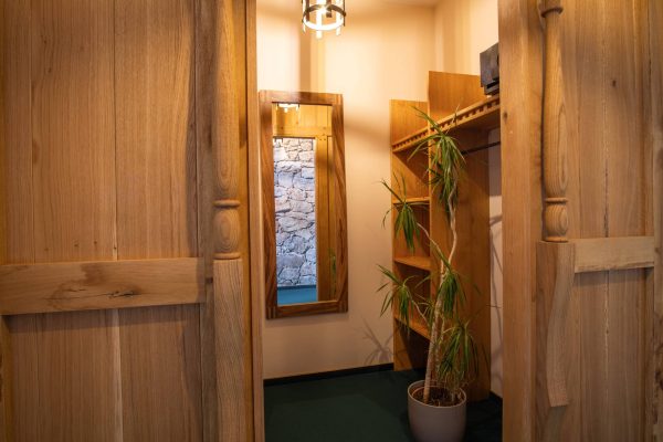 Separate Gepäck- und Ankleidekammer der Honeymoon Suite im Hasseröder Burghotel Wernigerode