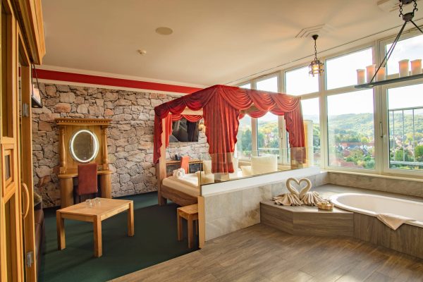 Romantisches Himmelbett in der modernen Honeymoon Suite des Hasseröder Burghotels Wernigerode