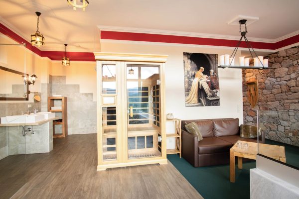 Blick in die Honeymoon Suite mit moderner Infrarotsauna im Hasseröder Burghotel Wernigerode