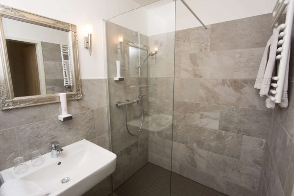 Modernes Badezimmer mit ebenerdiger Dusche im Hasseröder Burghotel Wernigerode