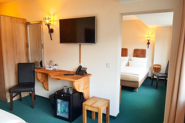 Zwei moderne Doppelzimmer mit Verbindungstür, jeweils mit Doppelbett und eigenem Bad, mit Stadtblick im Hasseröder Burghotel Wernigerode