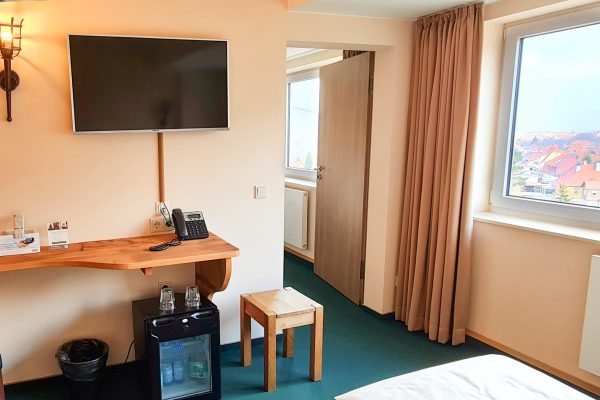 Weitere Ansicht der zwei modernen Doppelzimmer mit Verbindungstür, Doppelbetten und Stadtblick im Hasseröder Burghotel Wernigerode