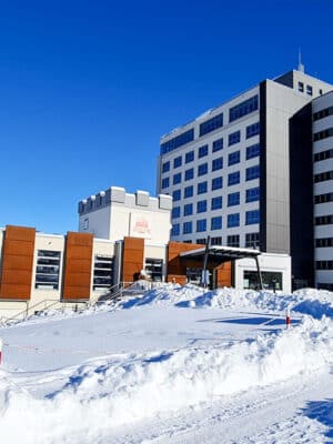 Das Hasseröder Burghotel mit blauem Himmel und viel Schnee der gefallen ist.