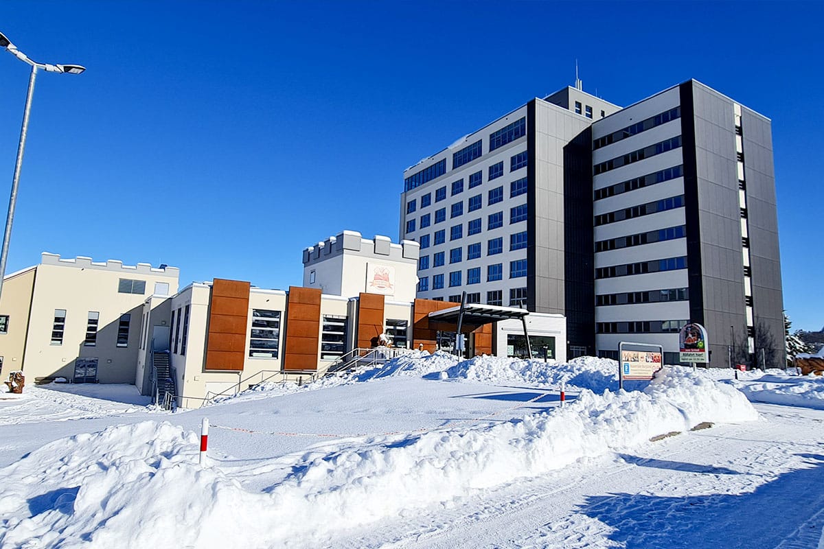 Das Hasseröder Burghotel mit blauem Himmel und viel Schnee der gefallen ist.